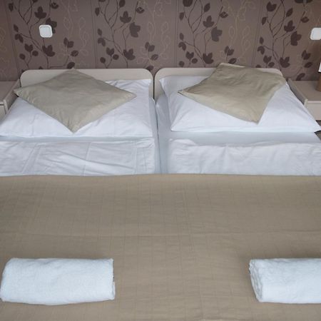 Pollushof Panzio Es Etterem Bed & Breakfast Csolnok Oda fotoğraf