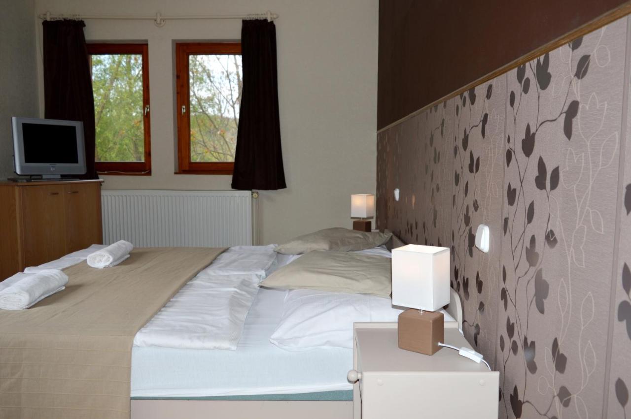 Pollushof Panzio Es Etterem Bed & Breakfast Csolnok Dış mekan fotoğraf