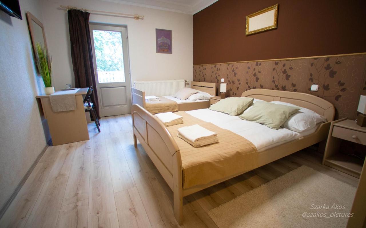 Pollushof Panzio Es Etterem Bed & Breakfast Csolnok Dış mekan fotoğraf