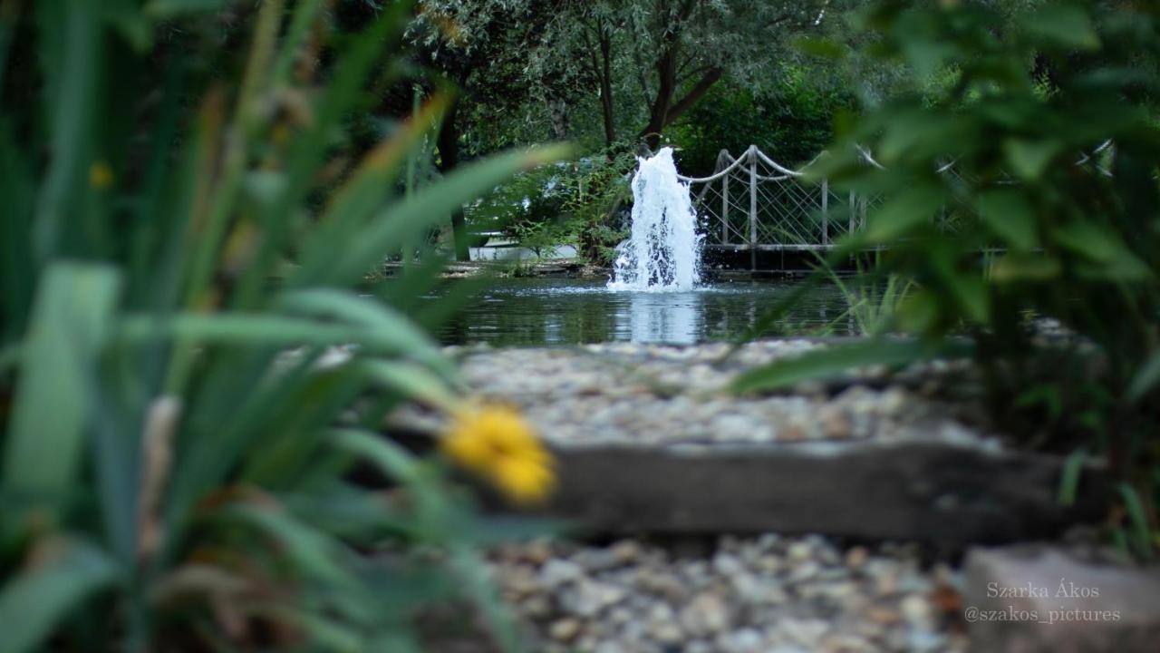 Pollushof Panzio Es Etterem Bed & Breakfast Csolnok Dış mekan fotoğraf