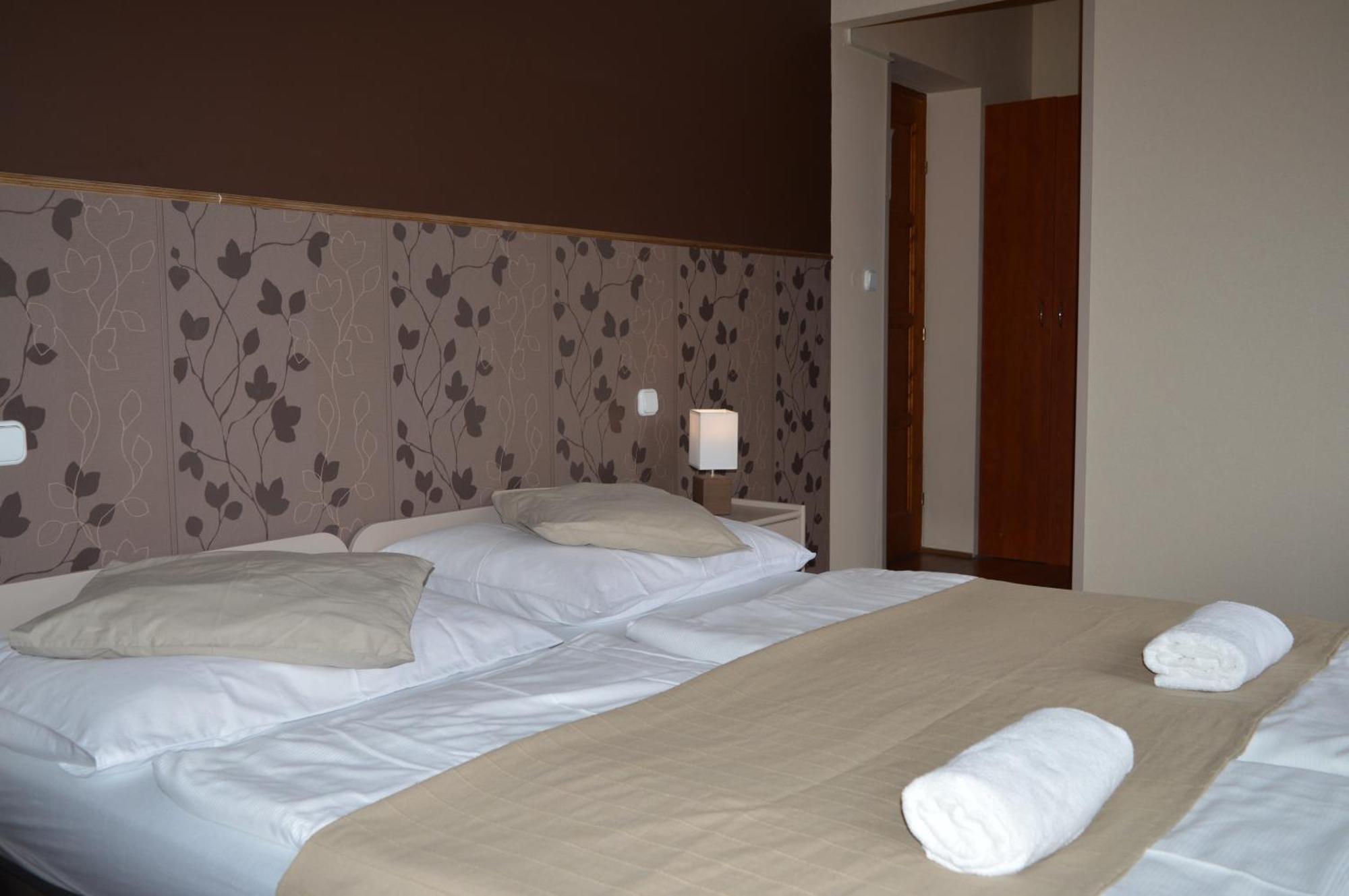 Pollushof Panzio Es Etterem Bed & Breakfast Csolnok Oda fotoğraf