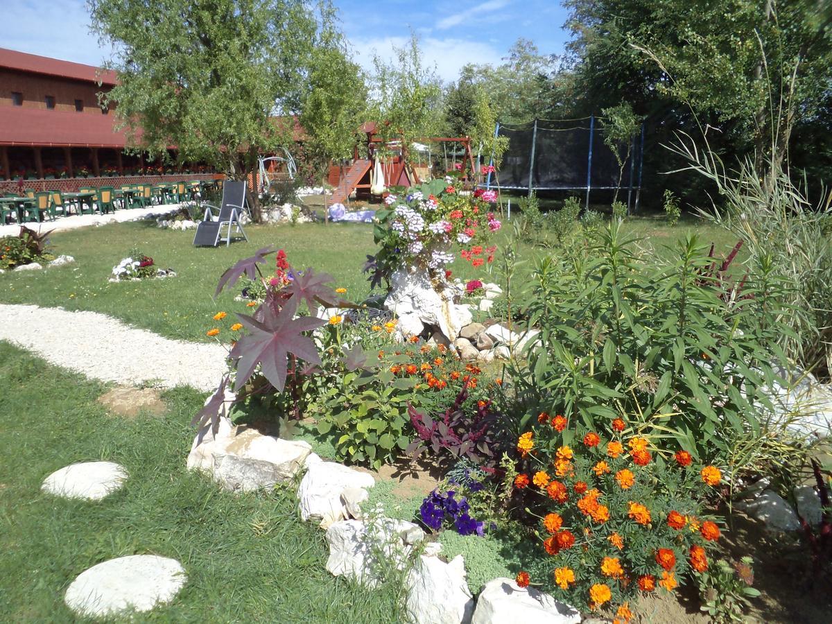 Pollushof Panzio Es Etterem Bed & Breakfast Csolnok Dış mekan fotoğraf