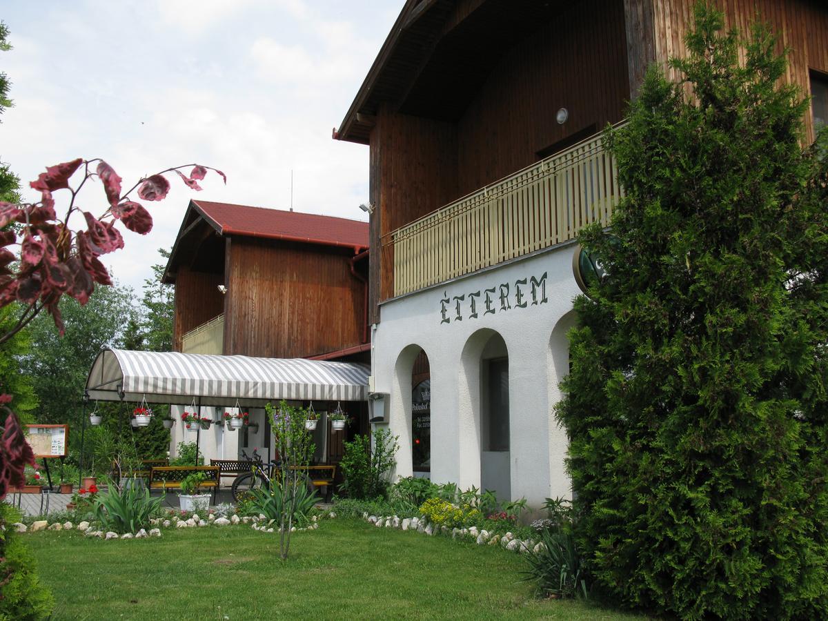 Pollushof Panzio Es Etterem Bed & Breakfast Csolnok Dış mekan fotoğraf