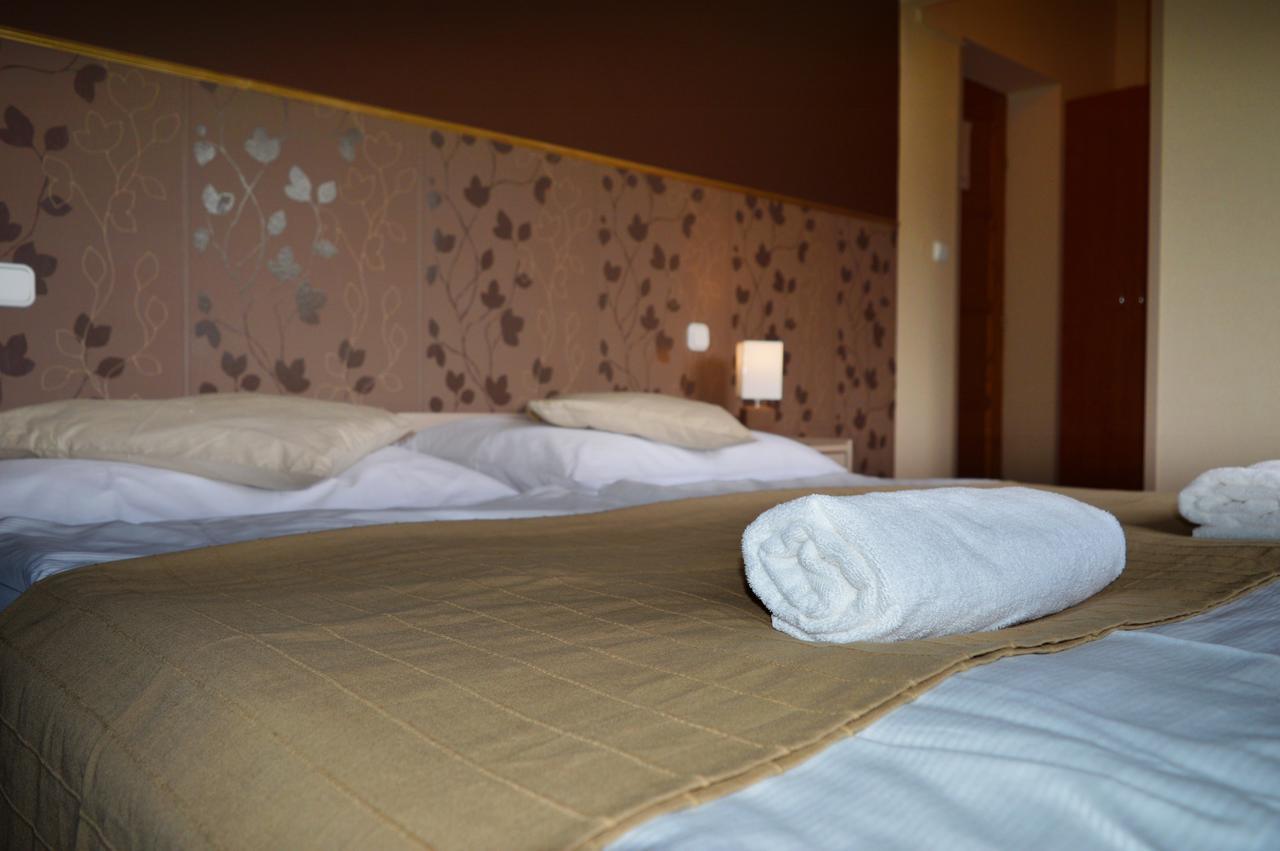 Pollushof Panzio Es Etterem Bed & Breakfast Csolnok Dış mekan fotoğraf