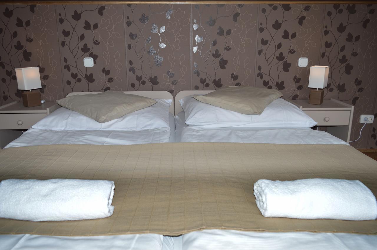 Pollushof Panzio Es Etterem Bed & Breakfast Csolnok Dış mekan fotoğraf