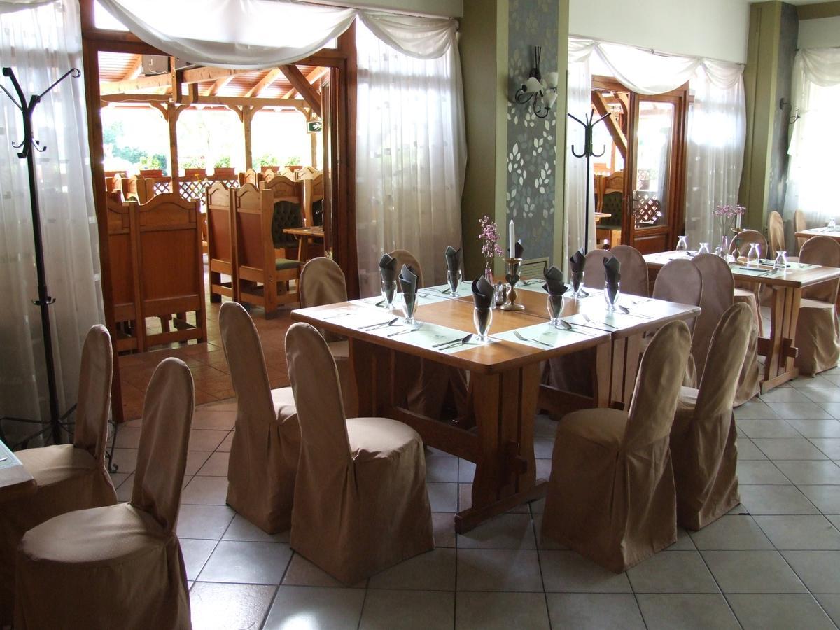 Pollushof Panzio Es Etterem Bed & Breakfast Csolnok Dış mekan fotoğraf