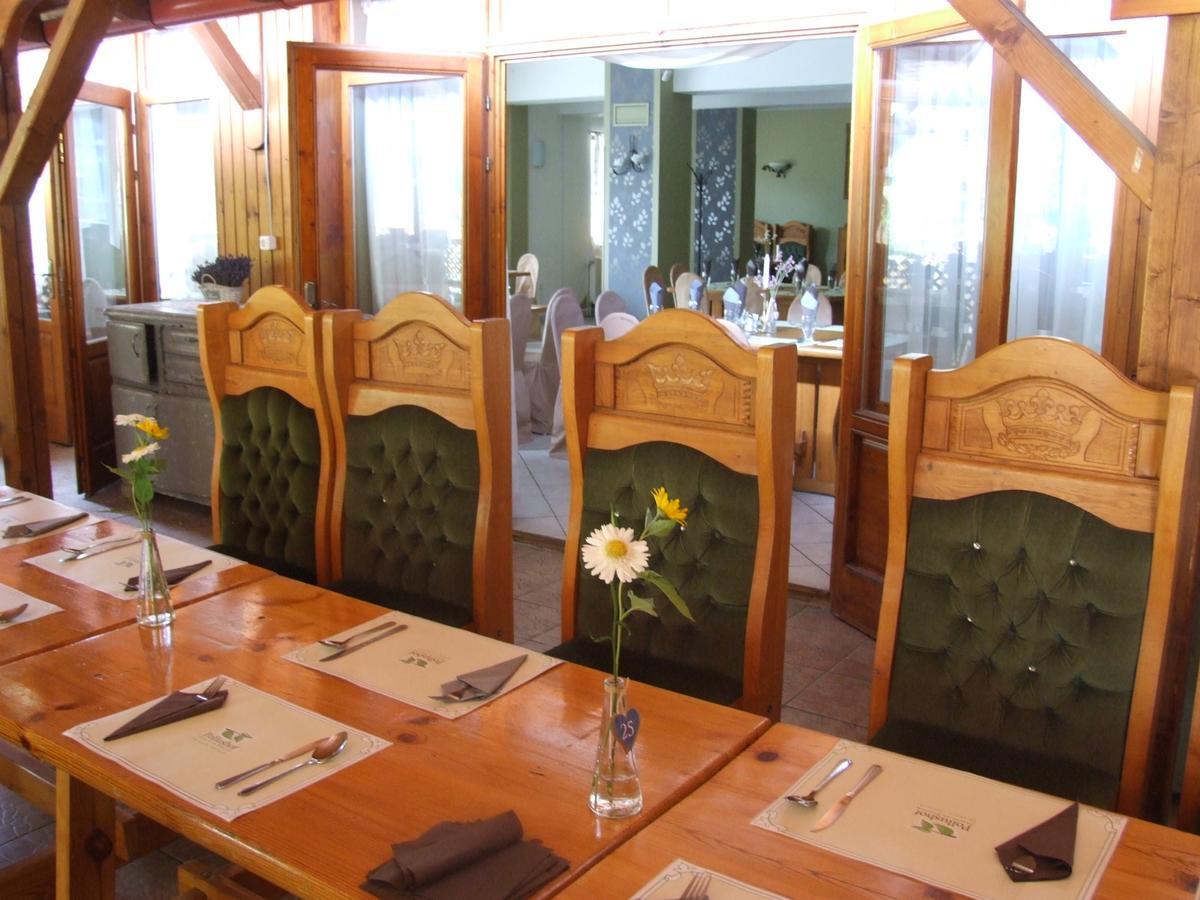 Pollushof Panzio Es Etterem Bed & Breakfast Csolnok Dış mekan fotoğraf